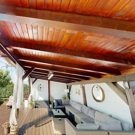 بيت ضيافة Janine Garden *